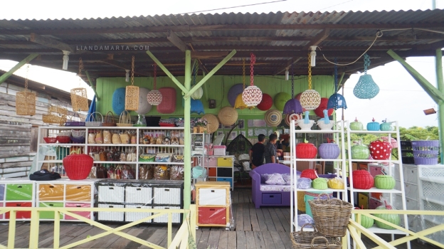 Warna Warni Kerajinan  Rotan  di Rattan Handmade Pekanbaru 